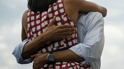Fotografia cu Barack şi Michelle Obama îmbrăţişându-se este cea mai populară de pe Facebook