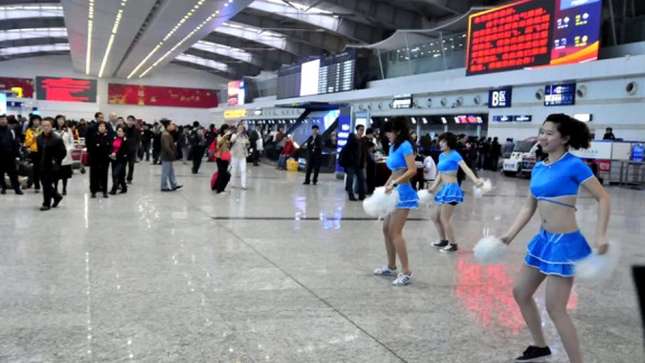 Cum poti sa calmezi 5.000 de pasageri blocati in aeroport? Le aduci 4 majorete sa le danseze!