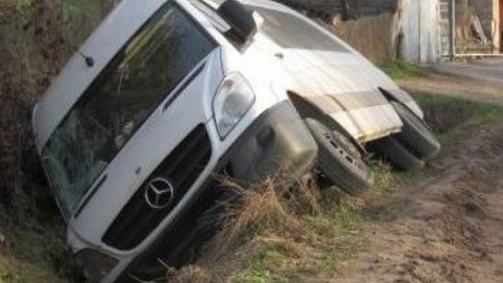 S-a intamplat in aceasta dimineata! Un microbuz s-a rasturnat pe DN 17! Care este starea victimelor