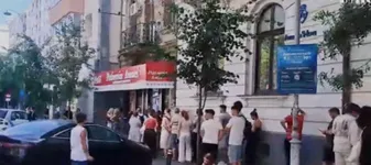 „Scandalul merdenelelor” este aur curat și pentru celelalte afaceri din Piața Amzei. Cafenelele au cel mai mult de câștigat: „Și eu fac spumă rece cu margarină”