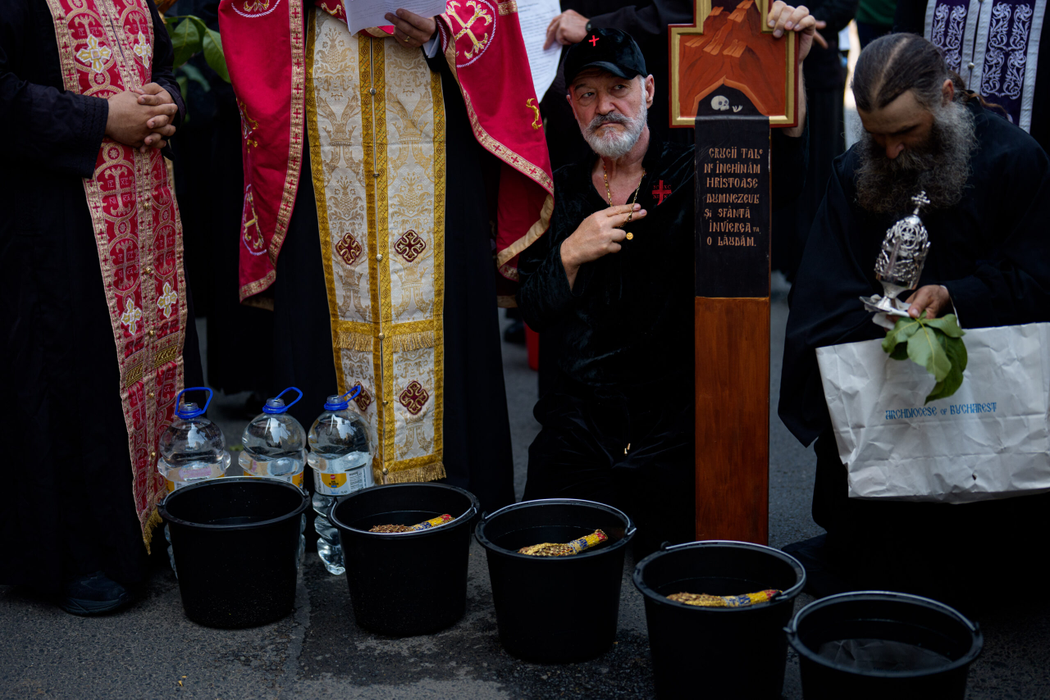 Gigi Becali se roaga in timpul unei contramanifestatii organizate de asociatia ''Fratia Ortodoxa'' fata de marsul  comunitatii LGBTQ+ ''Bucharest Pride 2025'', in Bucuresti, duminica, 8 iunie 2025. Aproximativ 100 de persoane purtand cruci, icoane si agheasma au participat, duminica, la un mars de ''izgonire a duhurilor necurate lasate in urma de parada LGBTQ'' conform organizatorilor, pe acelasi traseu ca participantii la Bucharest Pride 2025. ANDREEA ALEXANDRU / MEDIAFAX FOTO