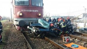Tragedie pe calea ferată! Două persoane au murit, după ce mașina lor a fost spulberată de tren
