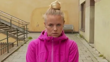 Scene greu de privit! Un barbat arunca cutite de bucatarie intr-o adolescenta si filmeaza absolul tot!