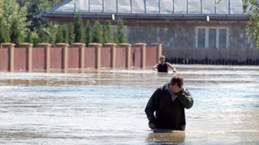 Punctul de colectare al ajutoarelor vizavi de Parcul Cismigiu, plin de haine, saltele si detergenti