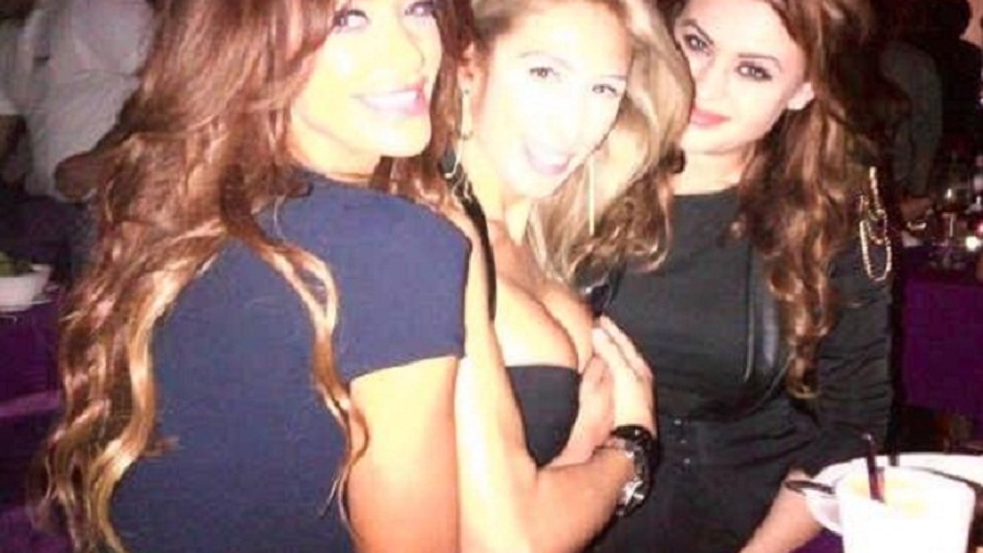 Show lesbi cu Bianca! A pipait, in club, o blonda cu sani imenSi! Uite cum s-a distrat alaturi de doua prietene la fel de sexy ca ea