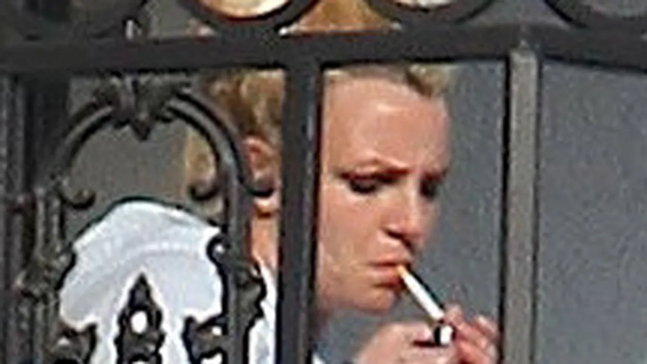 Stiu ca isi fac rau cu mana lor, dar, cu toate acestea, nu renunta la acest! viciu mortal – Vedeti aici ce vedete fumeaza ca serpii