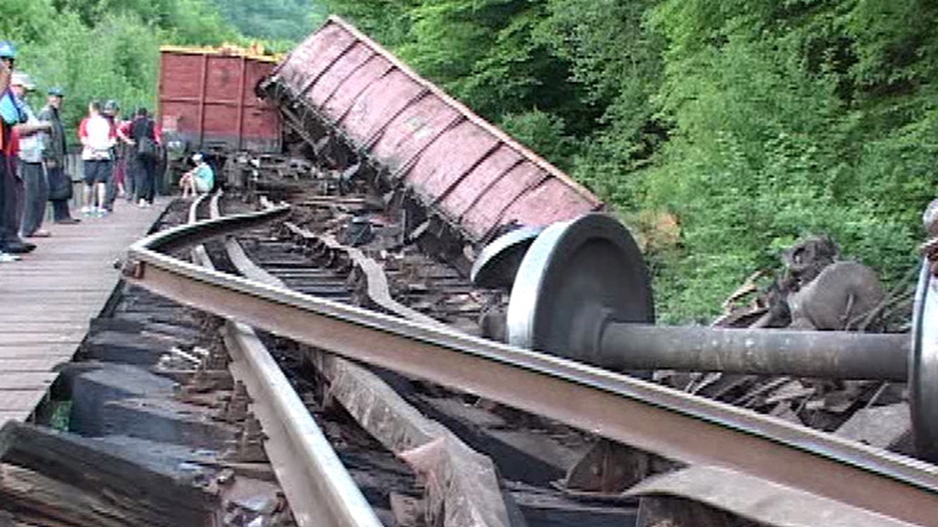 Autoritatile sunt in ALERTA! Un vagon al unui tren incarcat cu motorina a deraiat, in Harghita