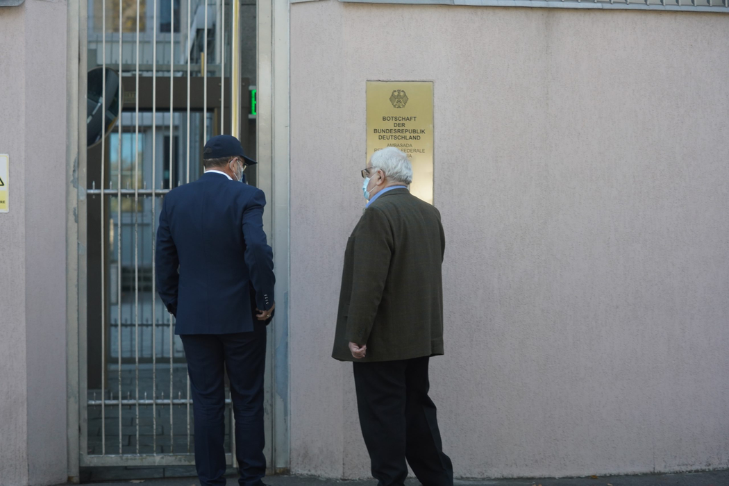 Andrei Pleșu a ajuns la Ambasada Germaniei (Foto: CANCAN.RO)