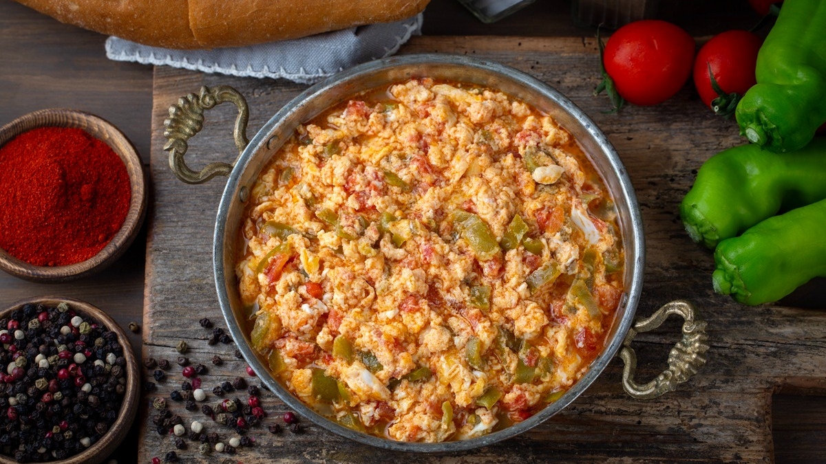 Cum se face celebra omletă turcească. Ingredientul care nu trebuie să lipsească