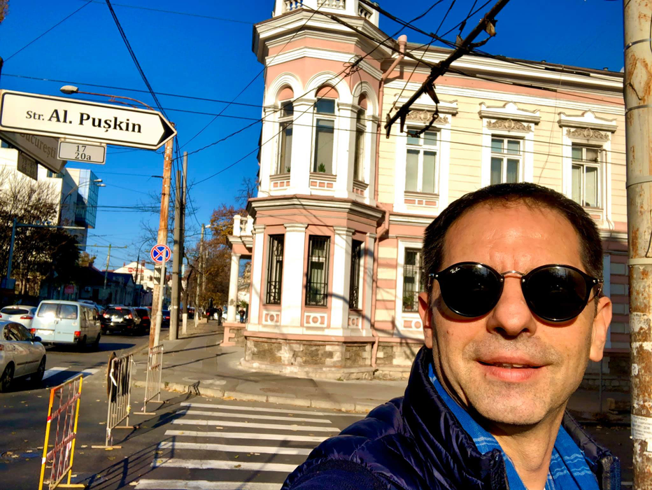 Dan Negru, mesaj acid de Ziua Națională a României: ”La câteva străzi distanță de parada de 1 Decembrie se prăbușește…”