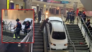 De-a râsu’-plânsu’! Un hoț a furat un autoturism și a rămas „înfipt” cu el în treptele de la metrou, după ce a fost urmărit de poliție