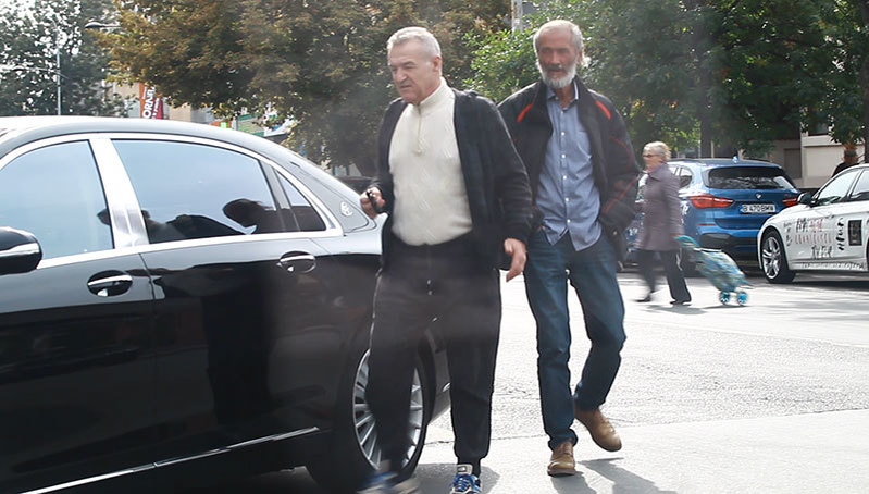 Gigi Becali a renunţat la costumul scump în favoarea unui trening