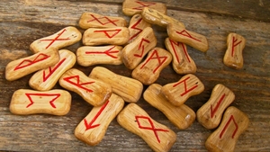 Horoscop rune azi, 1 mai 2026: Nauthiz Inversat dezlănțuie latura întunecată a tuturor zodiilor. Nativii Scorpion simt asta cel mai intens!