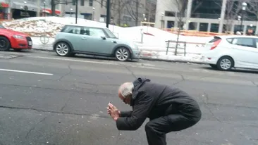 Batranelul acesta simpatic s-a aplecat sa faca o poza la baltoaca! Ai rade, dar ce a iesit… e CAPODOPERA!