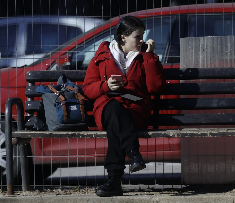 Eliza ascultă muzică după cursuri (SURSA FOTO: CANCAN.RO)
