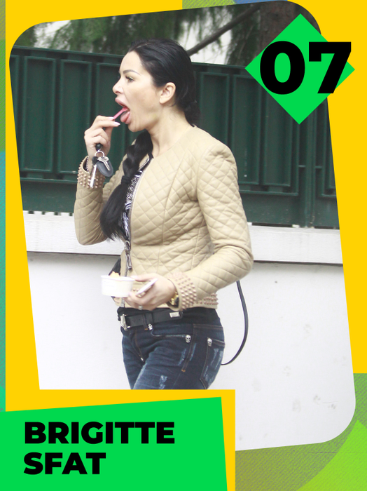 TOP 30 sexy vedete care au făcut show cu frișcă și cu înghețată! Antonia, Delia și Babs nu s-au putut abține! Avem 100 de fotografii de colecție!