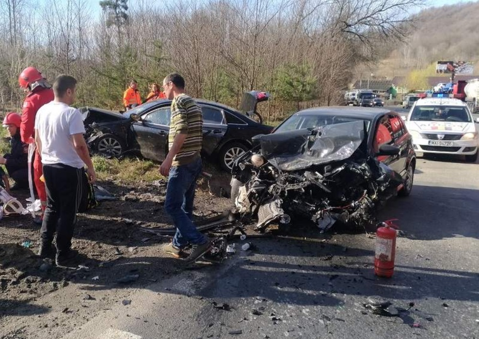 El e bărbatul care și-a băgat în mormânt fetița de doi ani, după ce a făcut o depășire neregulamentară la Milcoiu. Alte 5 persoane au fost rănite