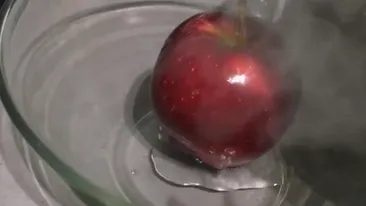 A turnat apă clocotită peste merele din supermarket. Ce a descoperit este şocant!