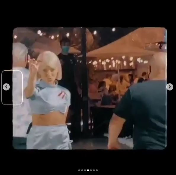 Lidia Buble a încins Instagram-ul după ce a ridicat picioarele în timp ce purta o fustă mini! Are sau nu lenjerie intimă?!