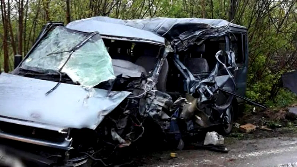 Grav accident în Dâmbovița. Un microbuz cu pasageri s-a ciocnit cu un TIR, intervin echipele de descarcerare