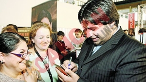 S-au imbulzit sa ia autografe de la Costel Busuioc