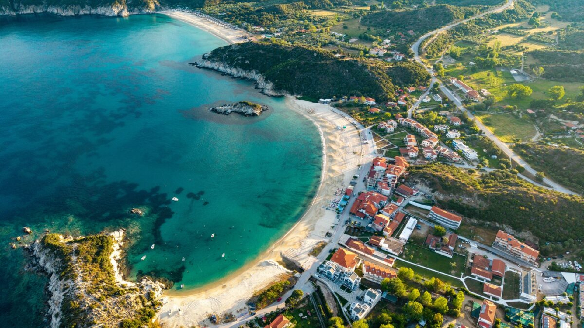 Româncă, cucerită de o stațiune din Halkidiki. Prețul unei mese i-a surprins pe turiști