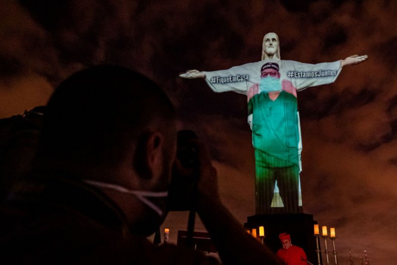 Rio de Janeiro, tribut impresionant pentru victimele epidemiei de coronavirus! Cum a fost iluminată statuia lui Iisus