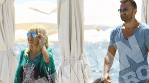 Elena Udrea, mai sexy ca niciodata! Uite cum a fost surprinsa alaturi de iubitul ei la malul marii