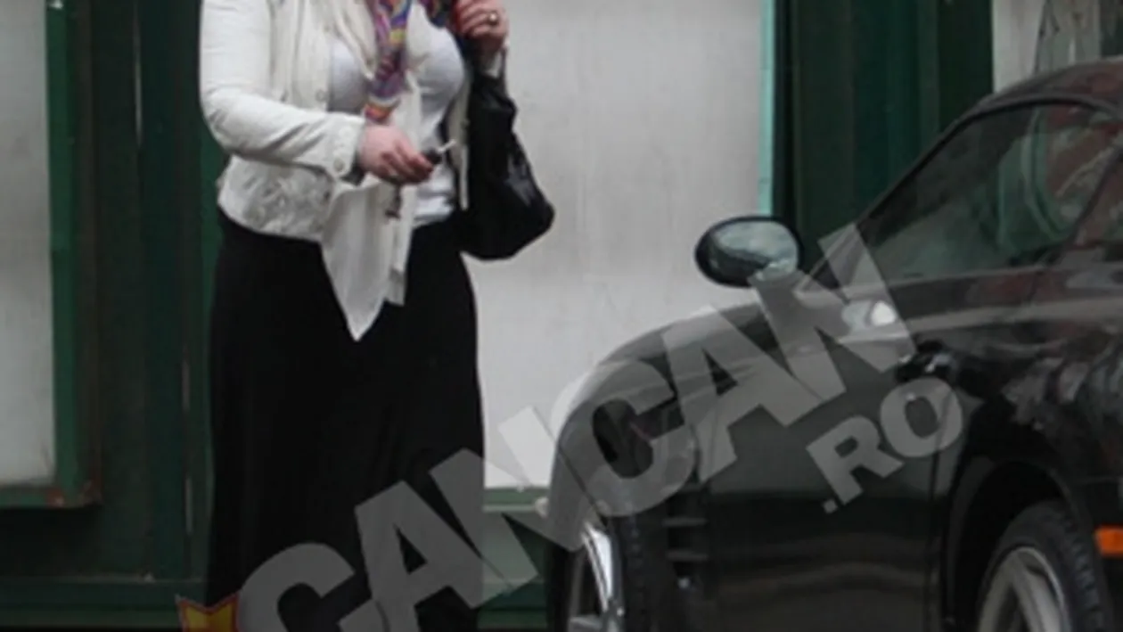 Oana Lis, in razboi cu telecomanda masinii. Tu cine crezi ca a castigat?