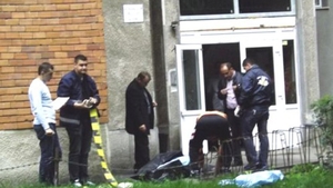 O copilă de 15 ani din Câmpulung s-a sinucis aruncându-se de la etajul 4 al unui bloc!