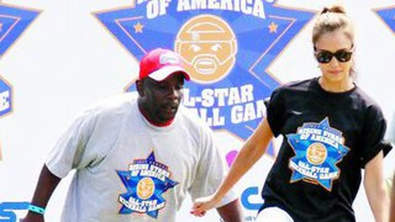 Jessica Alba a dat-o pe fotbal