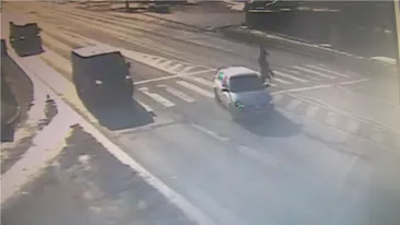 VIDEO O femeie a fost lovita in plin de o masina pe trecerea de pietoni!