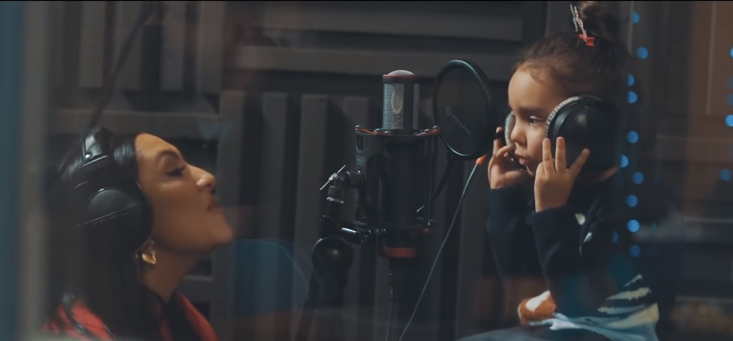 Andra, primul cântec de Crăciun lansat împreună cu fiica ei. Eva a moștenit talentul îndrăgitei artiste, iar versurile colindului sunt emoționante