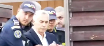 VIDEO | Momentul arestării lui Călin Georgescu. Fostul candidat la alegerile prezidențiale a vrut să ridice în aer mâinile încătușate, dar a fost oprit de polițiști
