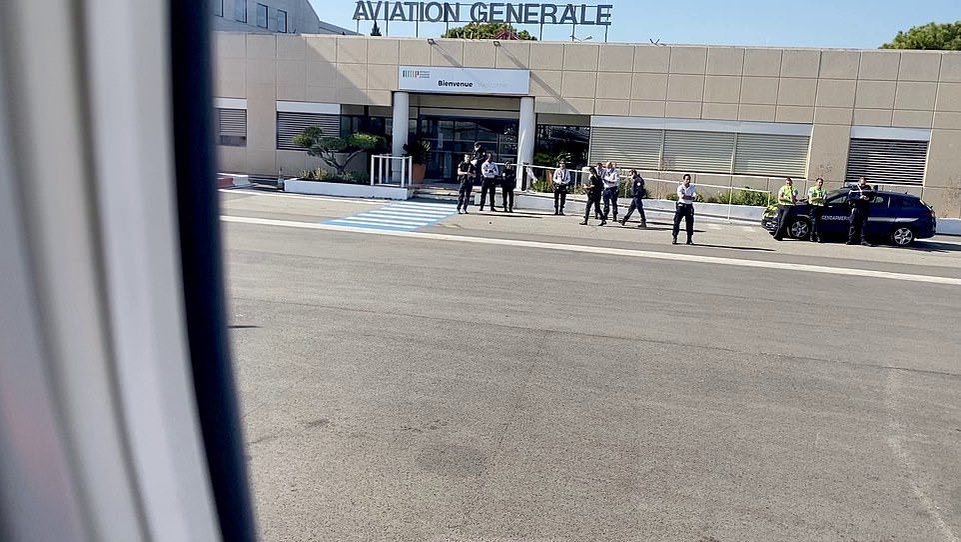 Avionul în care se afla șeful lui Alex Bodi a fost întâmpinat pe aeroportul Marsilia -Provence de o armată de polițiști. Sursă foto:  dailymail.co.uk