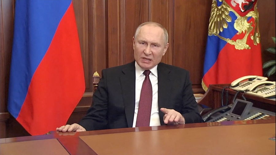 Semnificaţia ascunsă din ţinuta lui Vladimir Putin De ce a purtat cravata vişinie când a anunţat că va invada Ucraina https://bit.ly/3t2U5hk