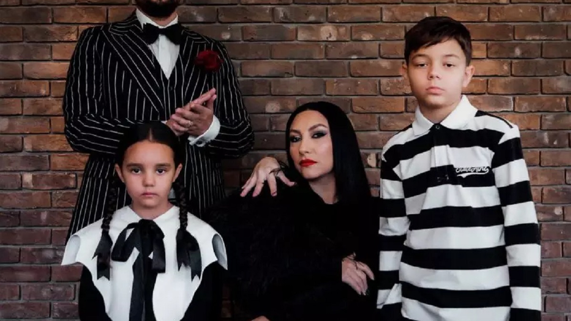 Imagini cu familia Măruță care au strâns zeci de mii de aprecieri pe internet. Cum s-au deghizat de Halloween