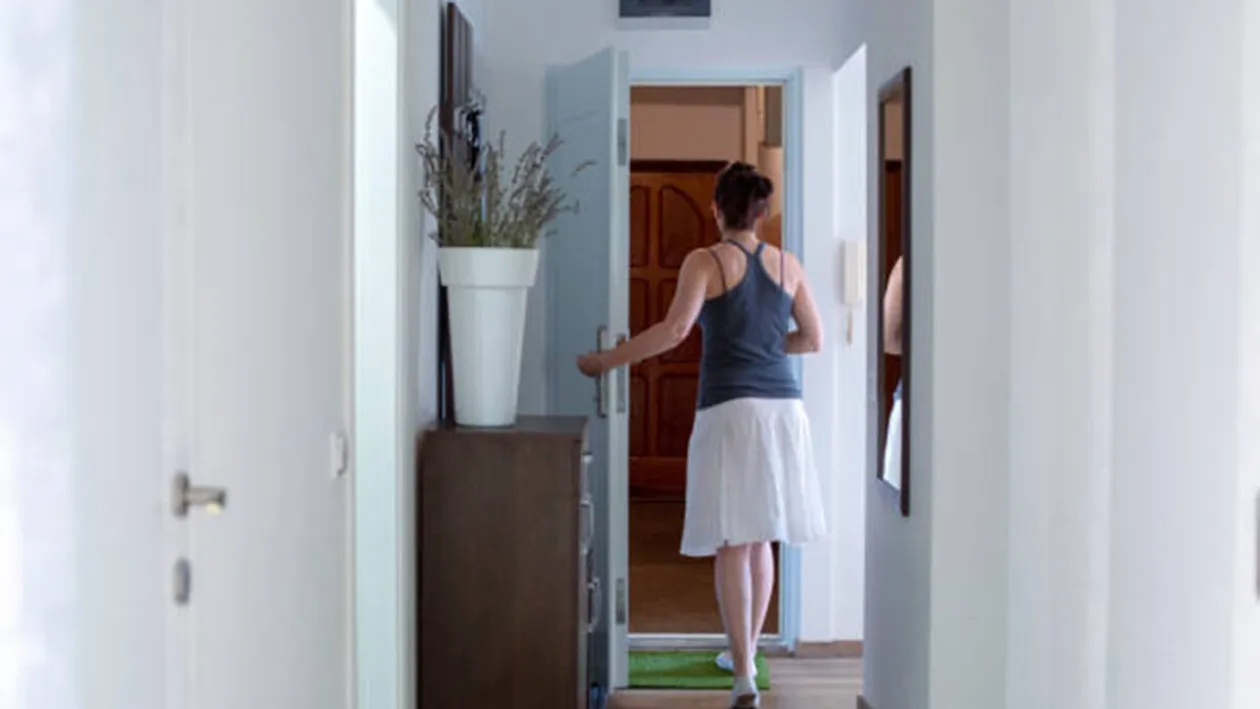 O româncă de 34 de ani a chemat acasă un tânăr cunoscut pe internet. Ireal ce s-a întâmplat după 60 de minute