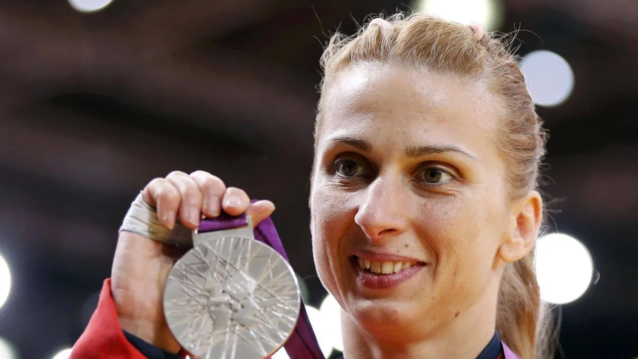 Campioana olimpică ALINA DUMITRU a „fugit“ două ore de lângă băieţelul ei pentru a se răsfăţa la salon!