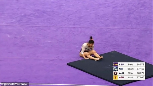 Imagini șocante la un concurs sportiv! O gimnastă și-a rupt ambele picioare în timpul unui exercițiu la sol