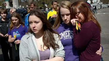 OMAGIU pentru victimele atentatului din Boston: Locuitorii îşi plâng morţii cu inima sfâşiată şi cu furie
