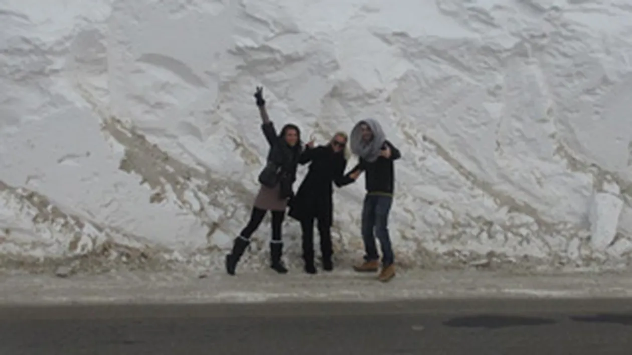 Anda Adam, speriata de nametii de zapada uriasi pe de marginea drumului!