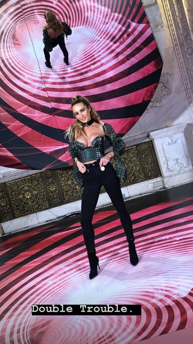 Flavia Mihășan, cu un decolteu obraznic pe covorul întins pentru gala revistei ELLE. Fosta asistentă de la Neatza, criticată de o fană care a comparat-o cu Loredana Groza