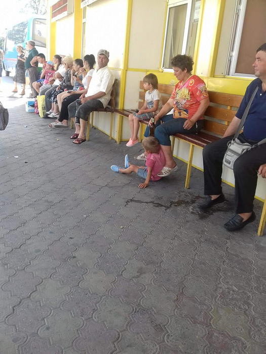 O mamă din Vaslui și-a îndemnat copiii să bea bere ca să le treacă foamea: „Nu vedeți că nu sunt bani?”