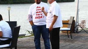 Mai romantic de atat nu se poate. Chiar daca pe fundal canta Adrian Minune, primarul Piedone a stiut cum sa profite de moment