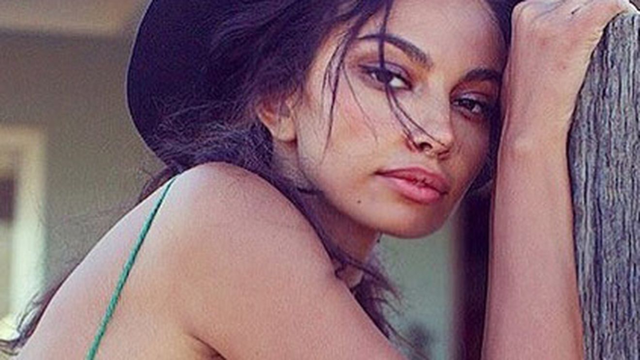 Mădălina Ghenea, postare şocantă pe Facebook: ”Vă încadraţi în categoria: burtă în faţă la o rochie mulată de seara, cocoaşă cât încape, mersul crăcănat...”