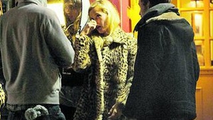 Fata lui Mick Jagger se drogheaza in public