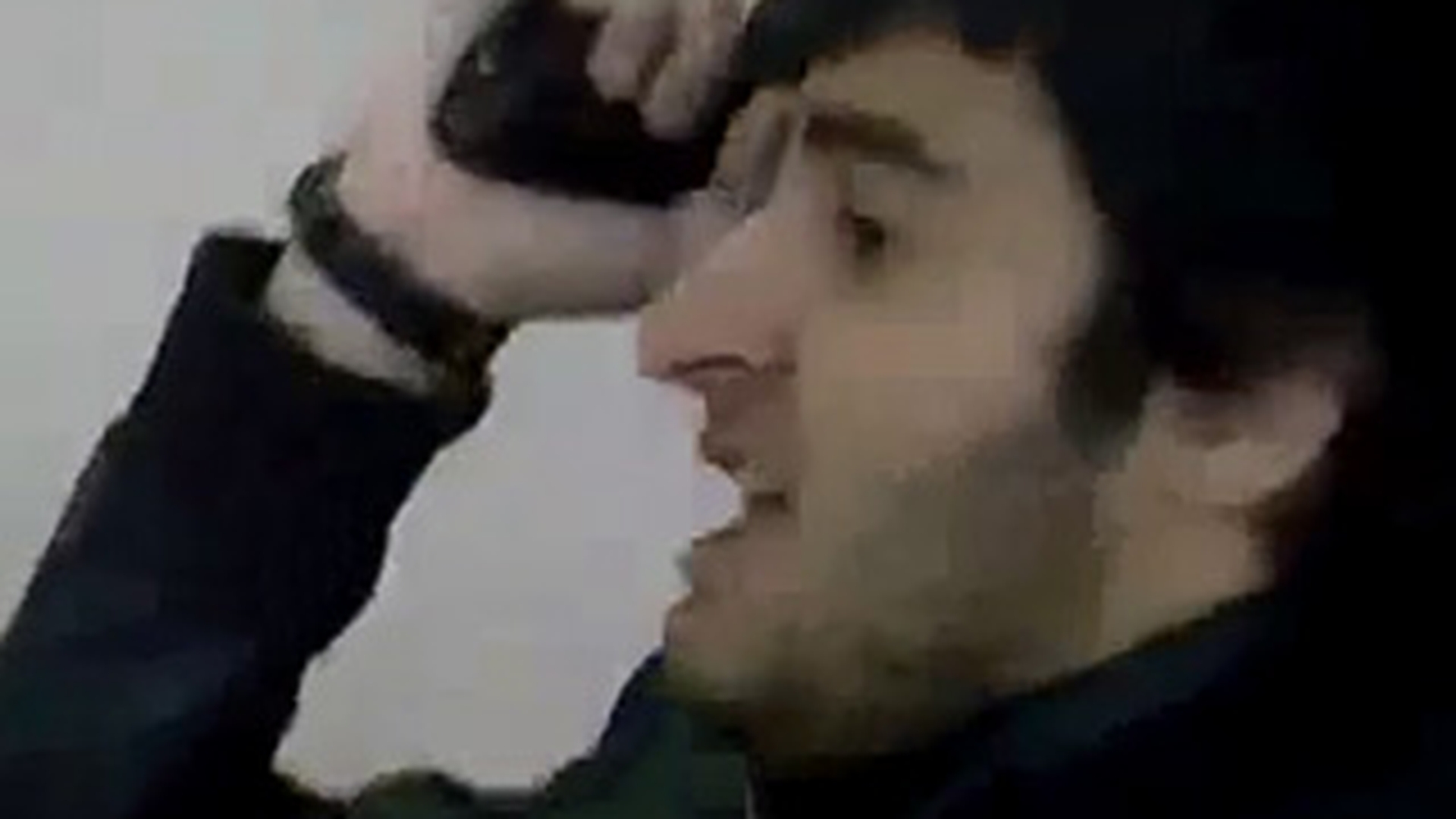 Credeai ca in scolile din Romania e haos?! Un elev din Rusia trage cu pistolul inspre profesoara sa de la catedra! Vezi cum reactioneaza elevii cand el scoate arma