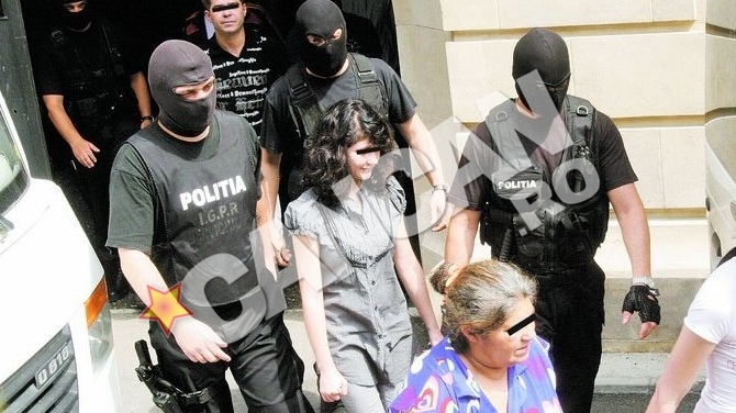 Alexandra, tanara care si-a ucis mama in urma cu trei ani, a absolvit un colegiu tehnic din Bucuresti. "Eleva criminala", prima din liceu la BAC!