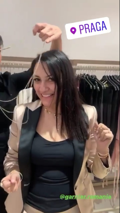 Andra, filmată nemachiată în Praga. Unii dintre oameni au fost uimiți de felul în care arată artista naturală, iar alții au criticat-o